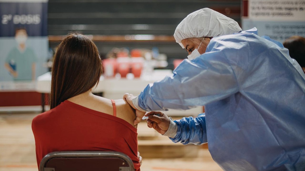 Es importante vacunarse contra la gripe o contra el neumococo, que causa neumonía.