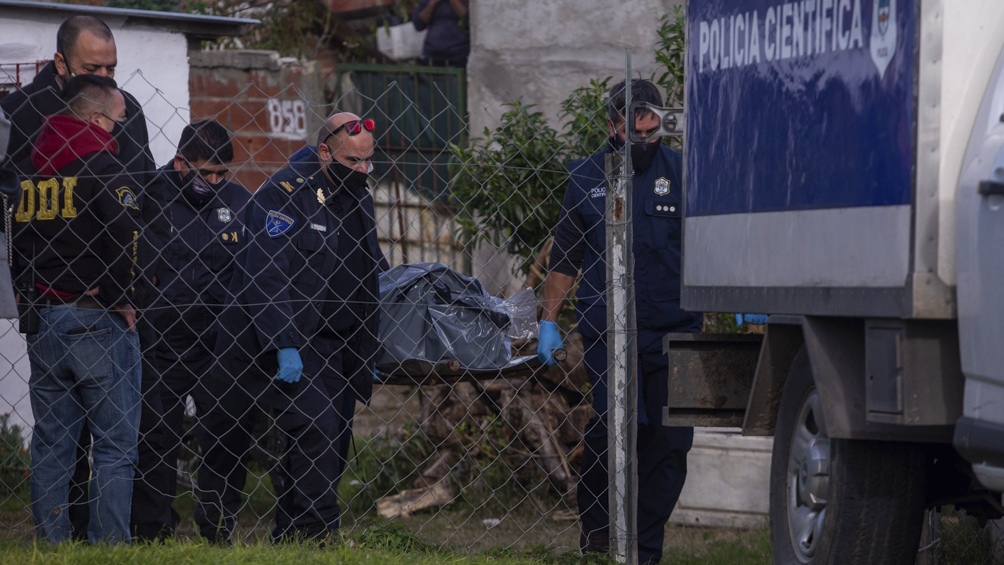 El femicida habría intentado cubrir el crimen provocando un incendio.