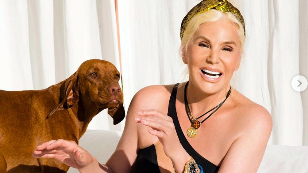 Susana Giménez con Rita, la perra de caza raza Vizla que la acompaña durante la cuarentena uruguaya.