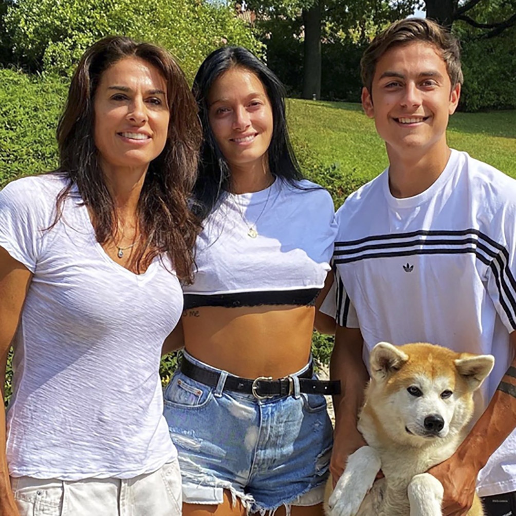 Gabriela Sabatini, su sobrina Oriana y Paulo Dybala, con Kaia, su perra de raza Akita Inu.