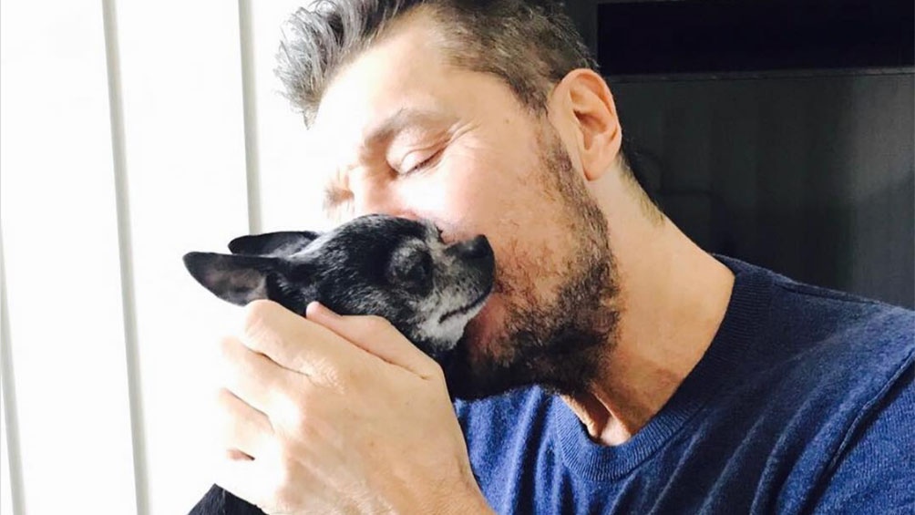 Marcelo Tinelli con Charly, uno de los tantos perros de la familia.