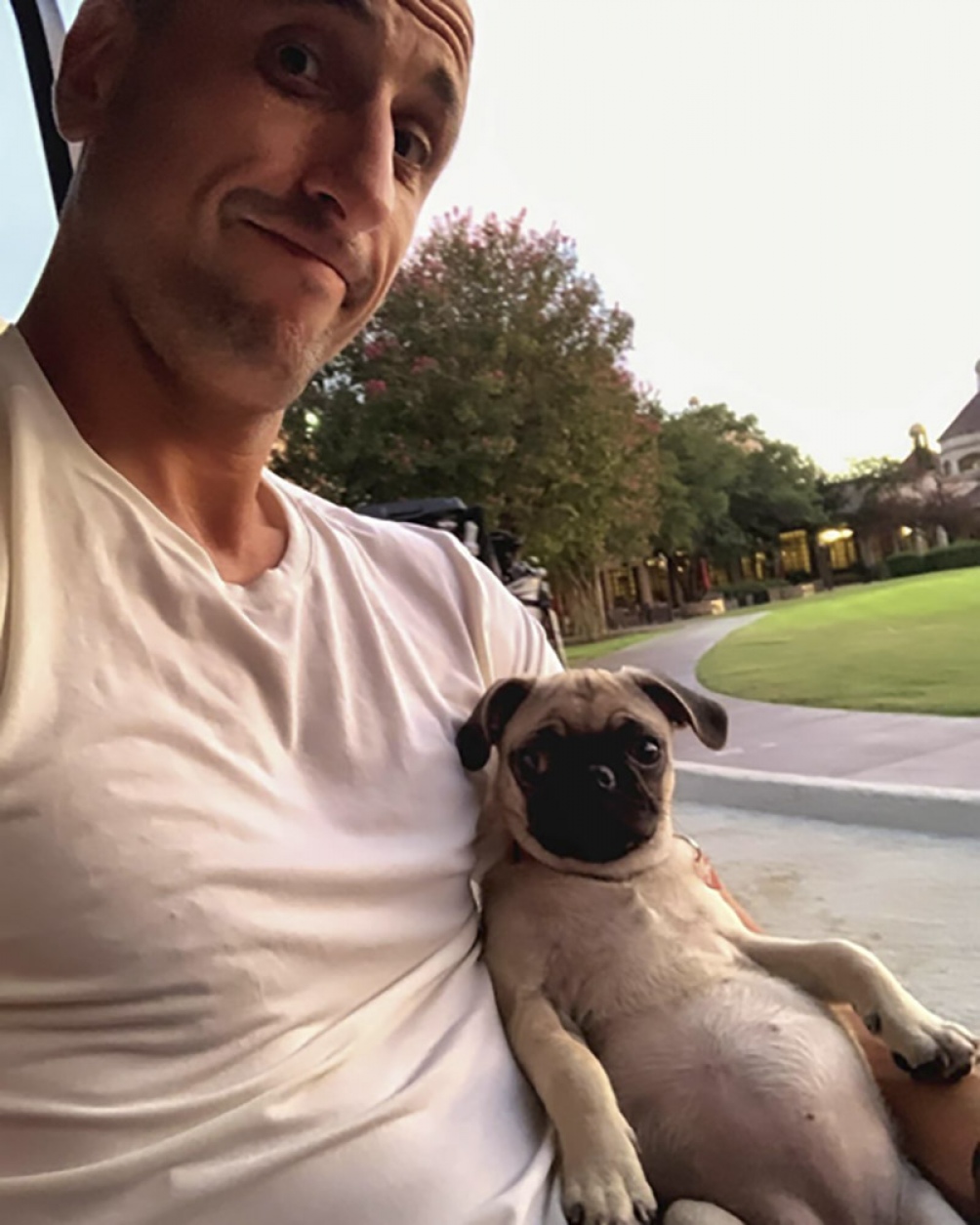 Manu Ginóbili con uno de sus perros. en San Antonio, Texas.