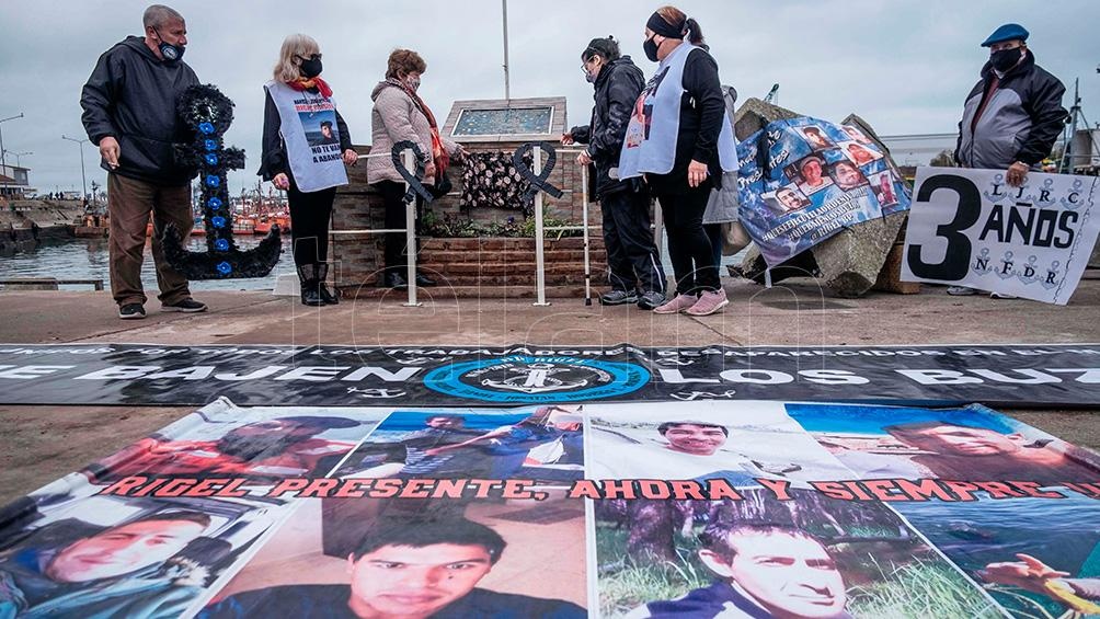 Familiares de los tripulantes del pesquero "Rigel" realizaron un acto en el puerto de Mar del Plata al cumplirse tres años de su naufragio.