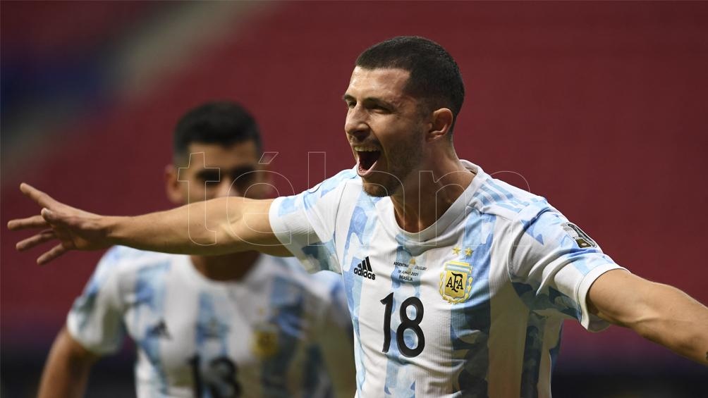 Guido Rodríguez y su bautismo de gol ante Uruguay (Foto: AFP)