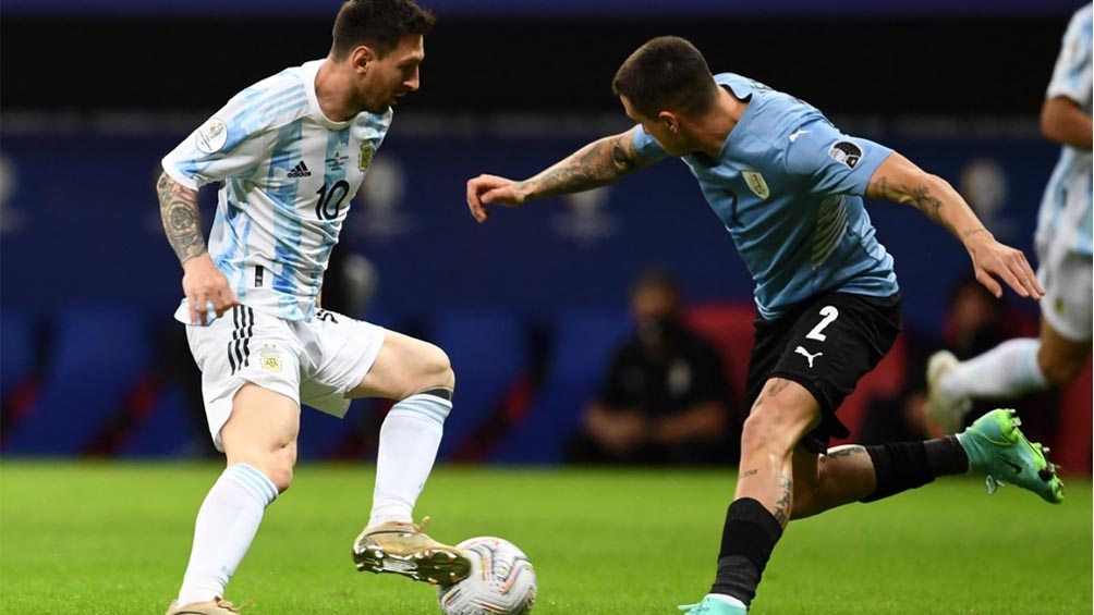Messi, de gran comienzo en el duelo ante Uruguay (foto: AFP)