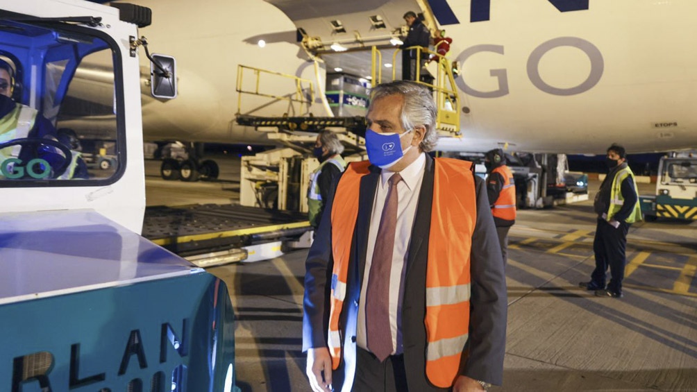 El presidente Alberto Fernández encabezó la comitiva que estuvo en Ezeiza para recibir al vuelo.