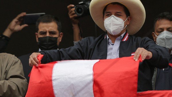 Perú y mismo escenario de Argentina cuando ganó Fernández las PASO: la Bolsa cae más de 7% y el dólar alcanza nivel récord ante el avance de Pedro Castillo