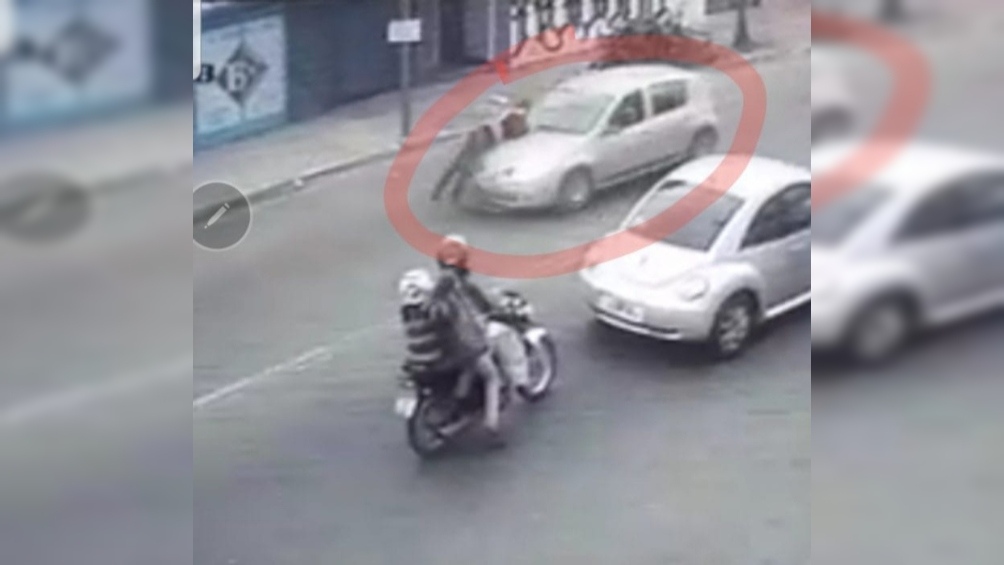 Atropelló y arrastró a un agente de tránsito y se investiga si conducía un auto robado.