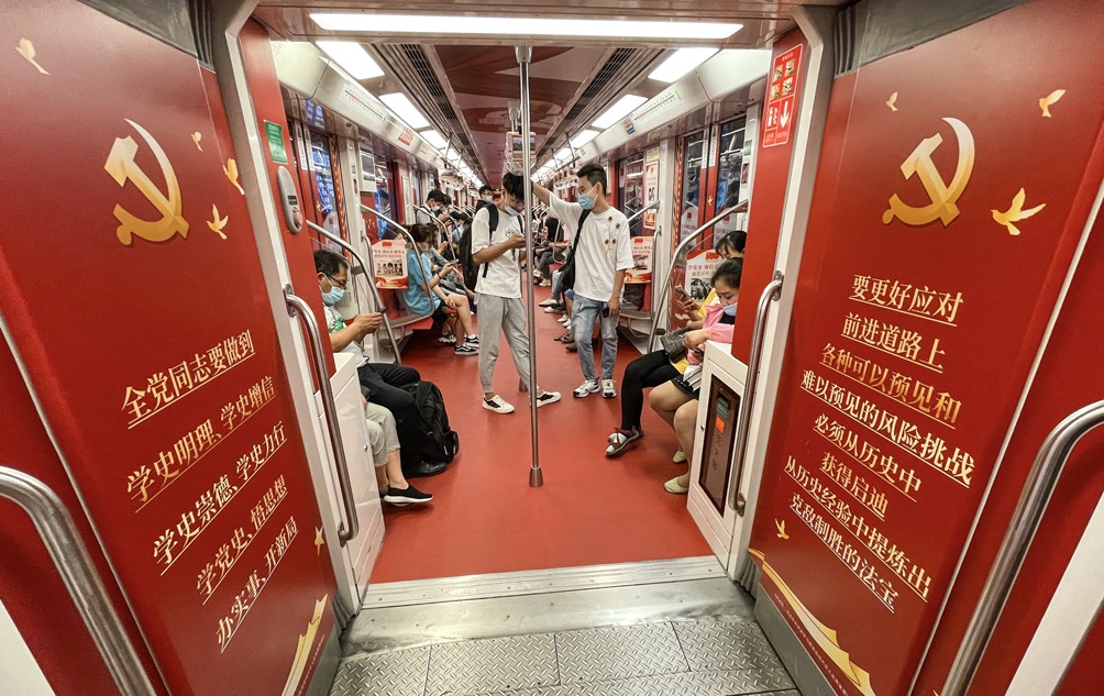 Las calles de China se preparan para celebrar los 100 años del Partido Comunista Chino (PCCh), tras un año y medio del descubrimiento del primer caso de coronavirus.