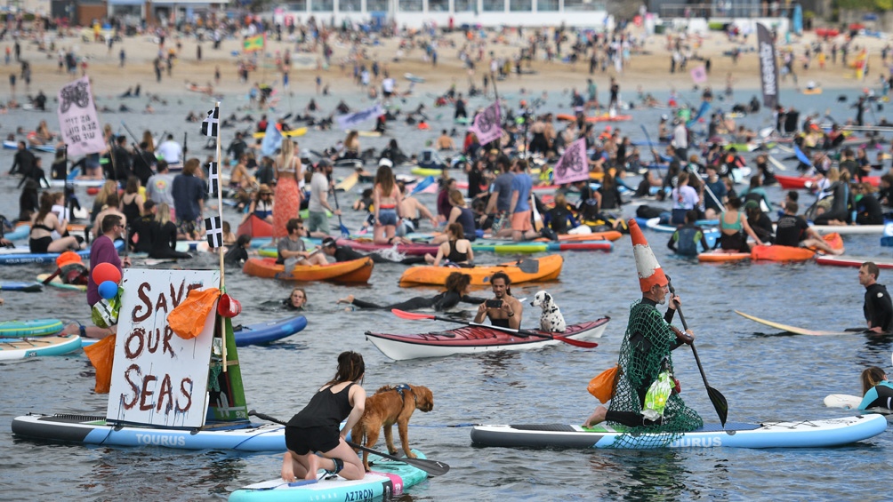 Surfistas protestaron ante el G7 pidiendo por la protección ambiental de los océanos.