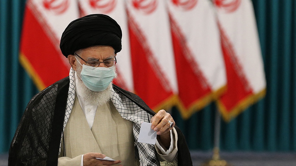 El guía supremo de Irán, el ayatollah Ali Jamenei, emitió en Teherán el primer voto.