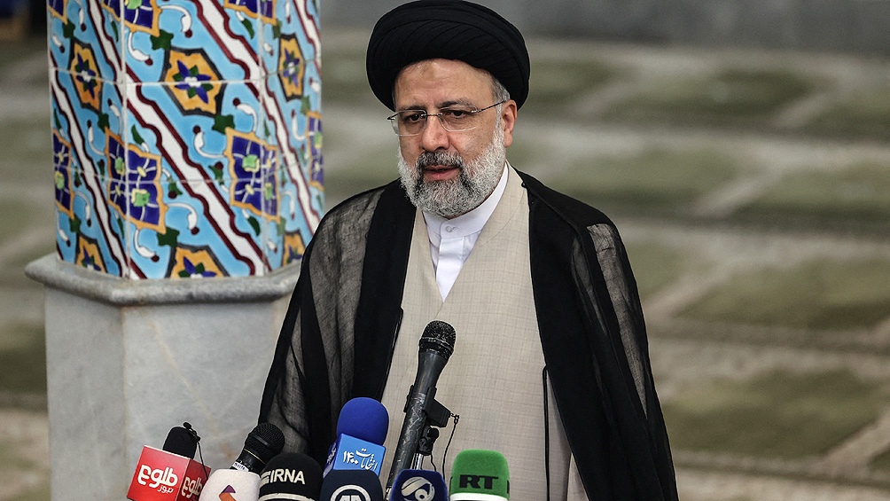 El guía supremo iraní, el ayatola Alí Jamenei, celebró la elección ganada por Raisi 