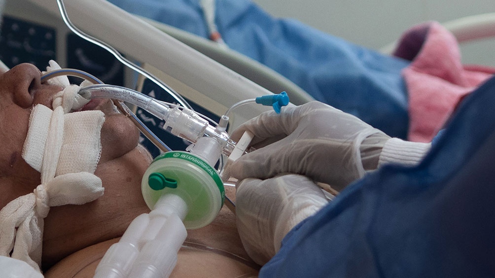 El Ministerio de Salud local habilitó el martes la implementación del "código rojo" de atención domiciliaria para descomprimir las demandas en las UTI.