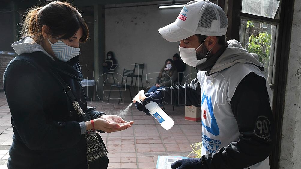 Los voluntarios se ocupan de la logística y la atención y contención de los que llegan a vacunarse.