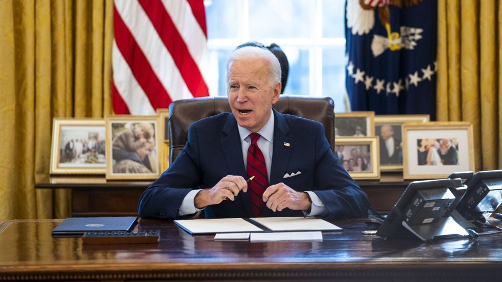 Biden pretendía elevar los impuestos a grandes empresas para financiar el plan de infraestructuras