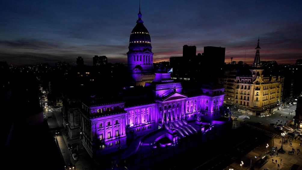 El Congreso se iluminó de violeta.
