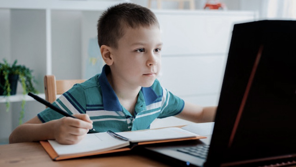 La encuesta reveló que el 47% de los hogares no cuenta con una computadora o tablet para la realización de las tareas escolares