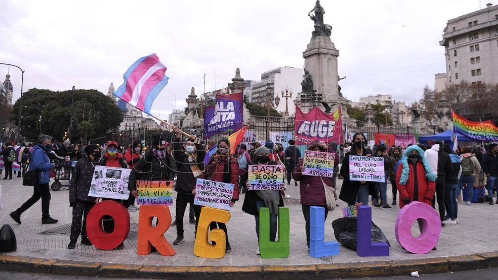 Cientos de activistas esperaban la lectura del documento con música y baile para celebrar los derechos adquiridos