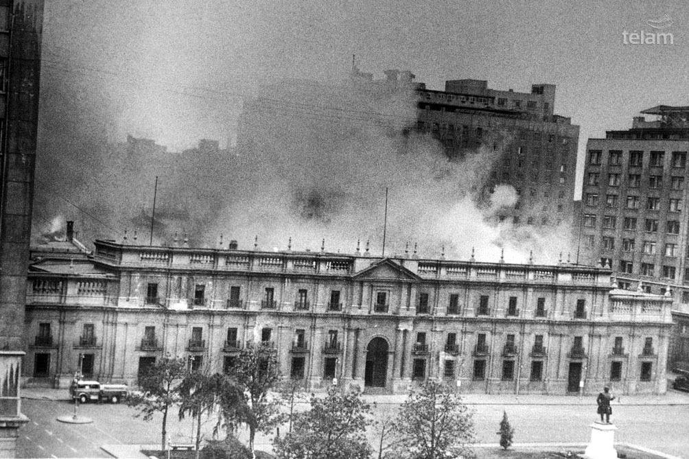 El Palacio de la Moneda, la sede del gobierno chileno, en llamas el 11 de septiembre de 1973.