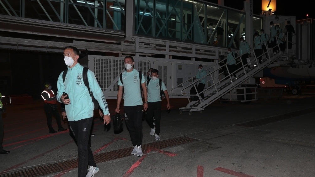 El plantel dirigido por Lionel Scaloni y capitaneado por Lionel Messi llegó al aeropuerto Ernesto Cortissoz, ubicado aproximadamente 10 kilómetros al sur del centro de Barranquilla.
