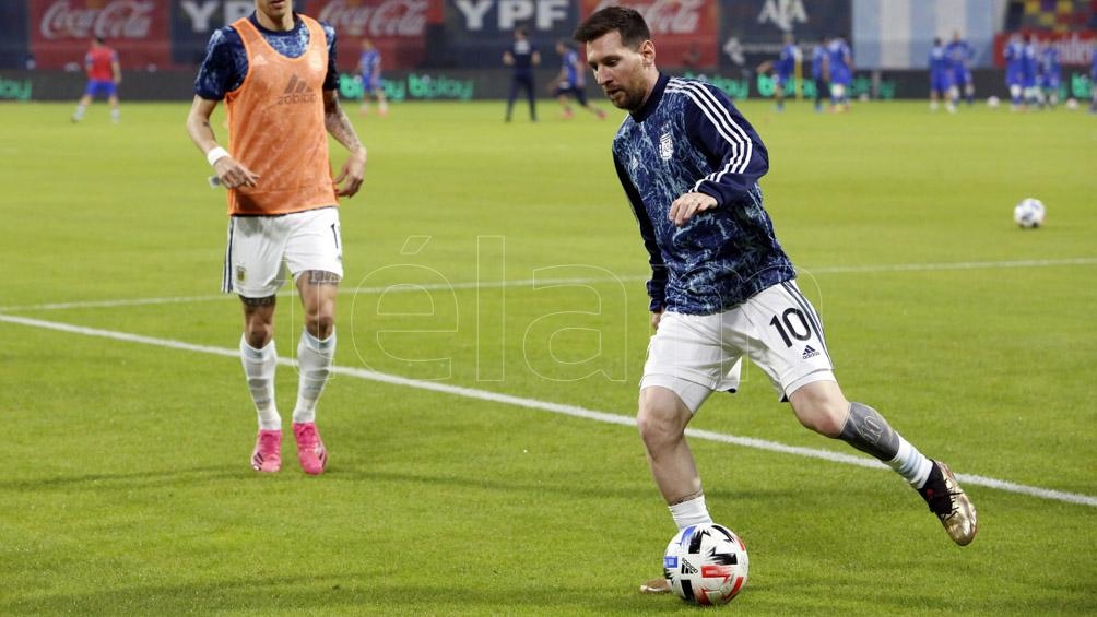 Messi, entradndo en calor antes de enfrentar a Chile por las eliminatorias.