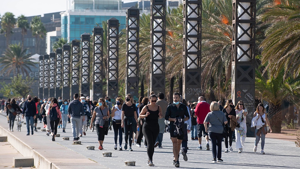 España contabiliza más de 80.000 decesos y 3,7 millones de contagios, pero el número de casos descendió en las últimas semanas.