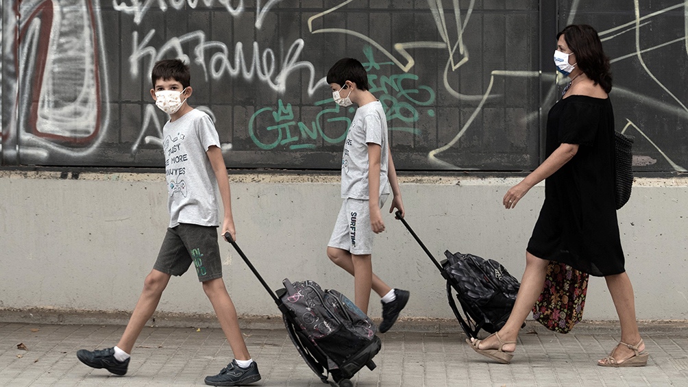 España empezará a vacunar a adolescentes dos semanas antes del inicio del año escolar en septiembre .