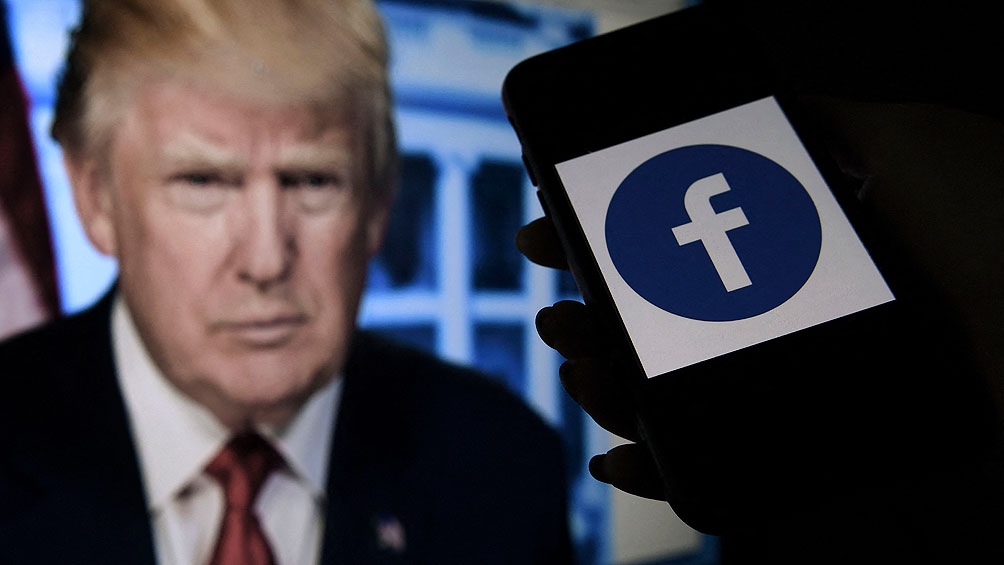 Facebook anunció que la suspensión de la cuenta de Donald Trump durará dos años, el máximo castigo posible.