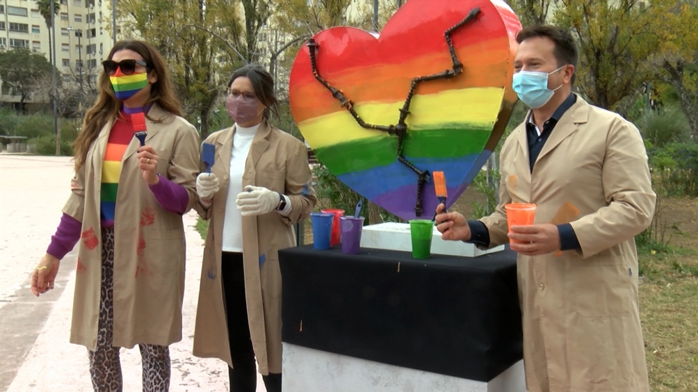 La participación de las celebridades se llevó adelante en la plaza Clemente, en el barrio porteño de Colegiales, donde pintaron la escultura con los colores de la bandera de la diversidad.