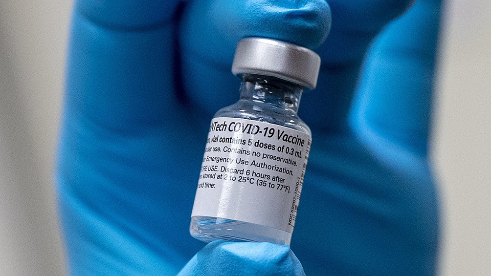 En las redes sociales, las foto de las dosis Pfizer con la inscripción "junio de 2021" fueron ampliamente compartidas.
