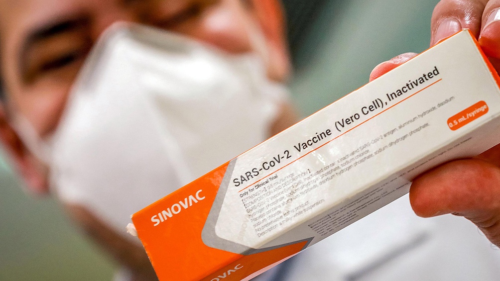 La OMS aprueba el uso de emergencia de la vacuna de Sinovac contra el coronavirus. Es la que se usa en Chile y Brasil.