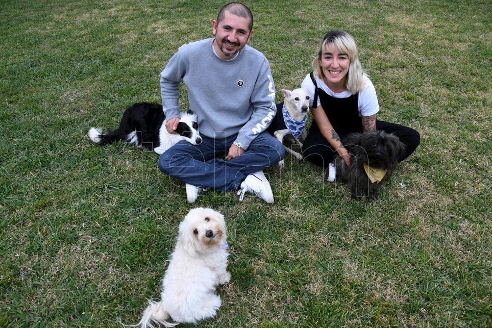 Candelaria y Mauricio, orgullosos con sus mascotas en su casa de Canning. (Fotos: Daniel Dabove/Télam).