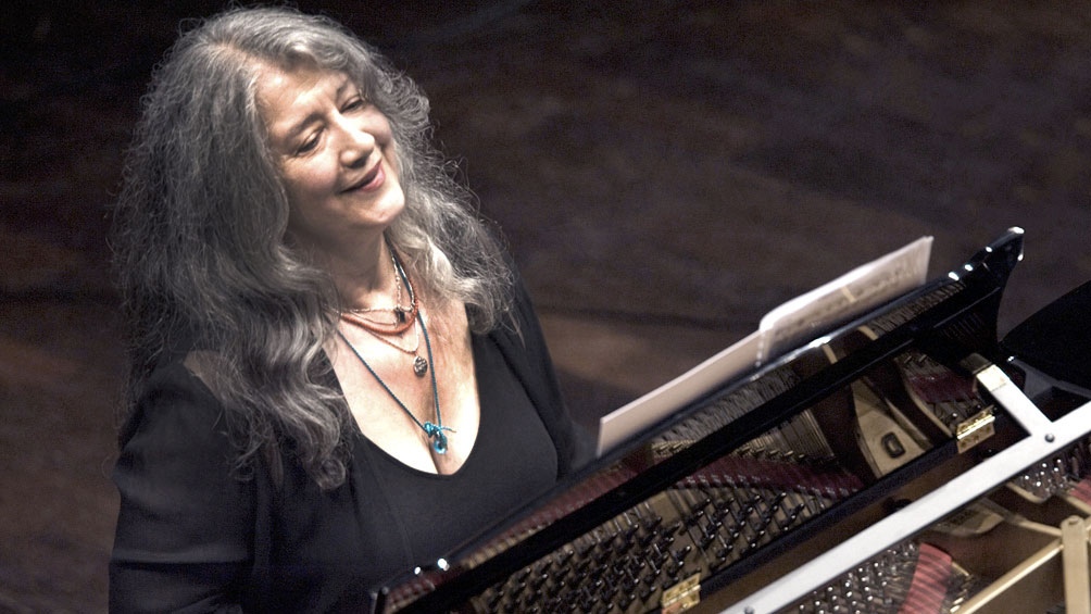 Martha Argerich y las 88 teclas de un piano, un relación que se inició cuando la artista tenía tres años.