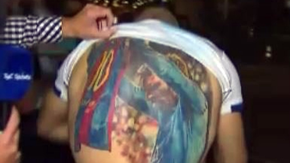 El amor de los hinchas por Messi no tiene fronteras: en Brasil un fanático se tatuó al crack y el "10" quiere firmárselo (Imagen TV TyC Sports)