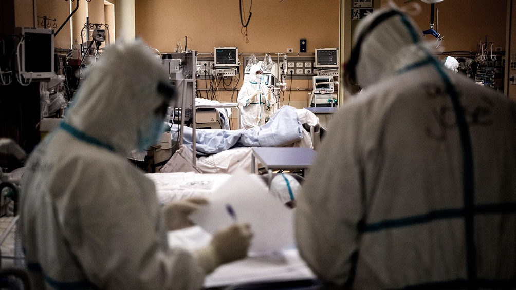 Hay 6.698 personas internadas con coronavirus en unidades de terapia intensiva.