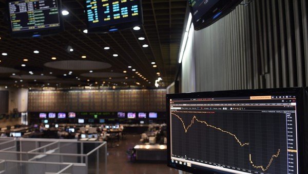 Paradoja: una rebaja de nota al país estimula inversiones en acciones de empresas argentinas