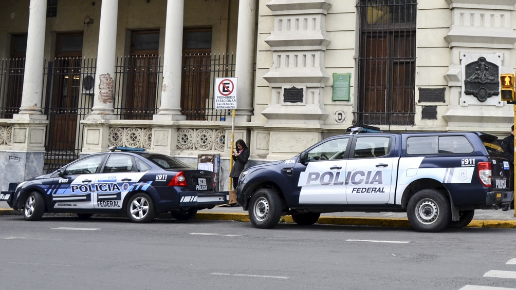 Prisión preventiva para el policía que baleó al limpiavidrios y se fugó. La causa pasa a la justicia porteña
