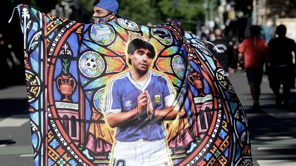 Fueron miles las personas que salieron a las calles para despedir a Diego Maradona. 