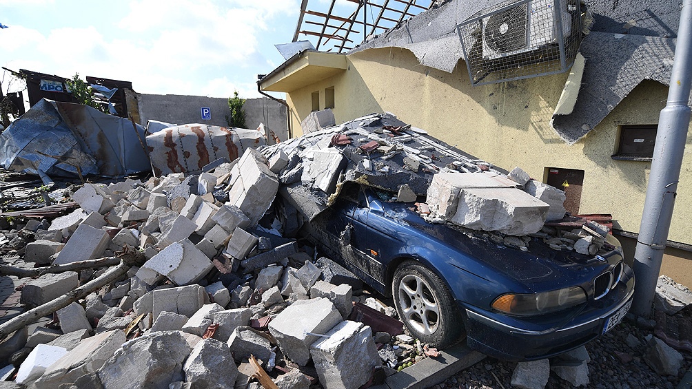 El tornado, acompañado de granizo del tamaño de pelotas de tenis, afectó a varias localidades.