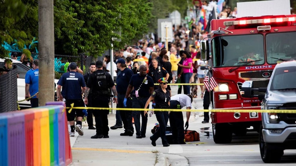 La camioneta había apuntado en realidad al auto de una congresista demócrata, Debbie Wasserman Schultz, que se hallaba en un descapotable esperando participar en la manifestación.
