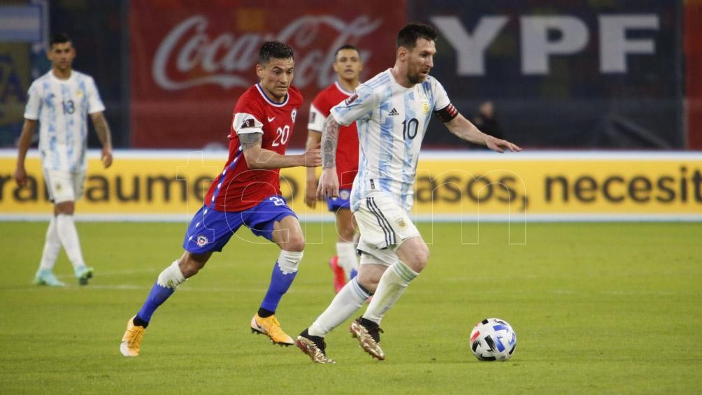El mediocampista colombiano dijo que Messi "es el mejor jugador del mundo" y planteó que intentarán "no dejarlo jugar". 