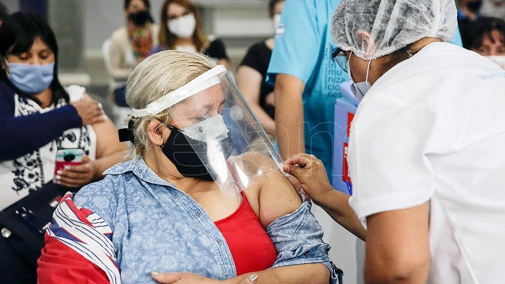 En 24 horas arribarán a Tucumán unas 33.600 dosis más de AstraZeneca.