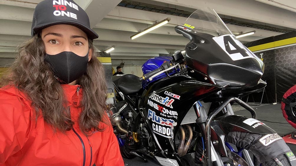 Virginia Guidetti decidió subirse a una moto de competición y darle su glamour al Superbike argentino.
