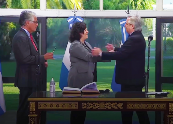 ¿Gobierno busca nuevos métodos para sodomizar a los argentinos?: Adquirirán preservativos, penes de madera y maletines por 13 millones de pesos…y Ezeiza esta cerrada!!