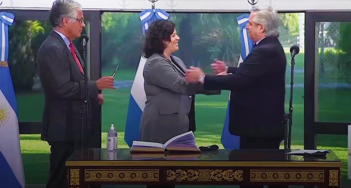 ¿Gobierno busca nuevos métodos para sodomizar a los argentinos?: Adquirirán preservativos, penes de madera y maletines por 13 millones de pesos…y Ezeiza esta cerrada!!