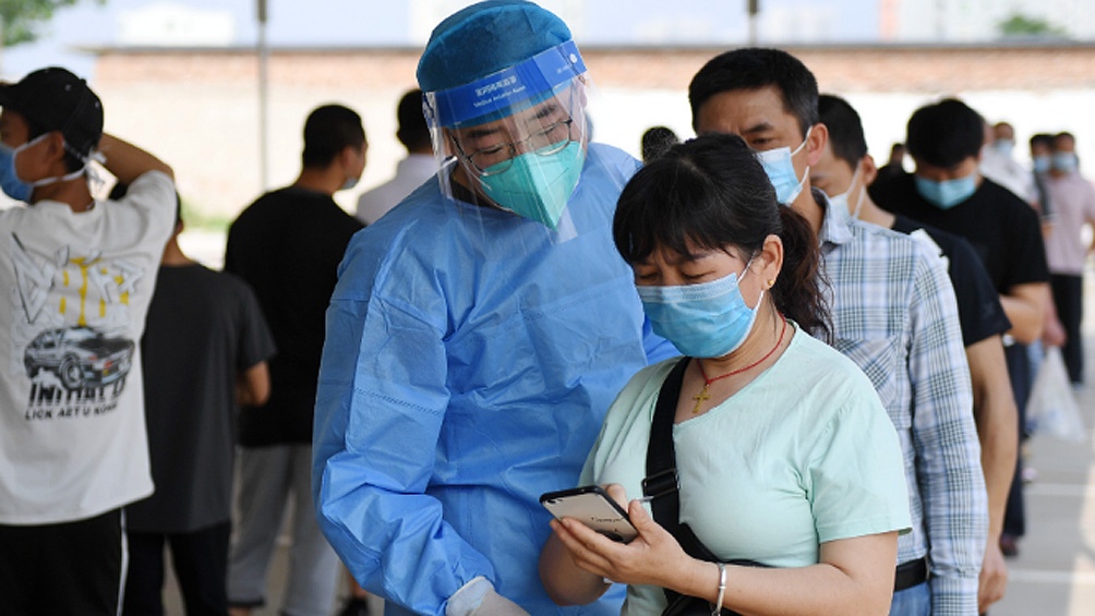 La ciudad capital china de Beijing informó los primeros dos casos de coronavirus de transmisión local en casi seis meses.