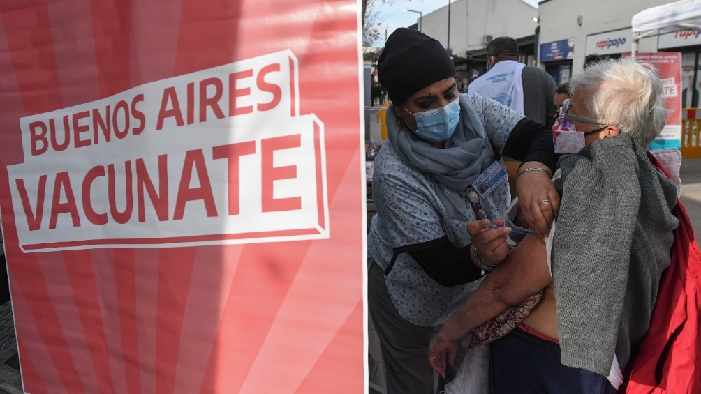 Aplicaron la primera dosis de la vacuna contra el coronavirus en la estación Florencio Varela del ferrocarril Mitre