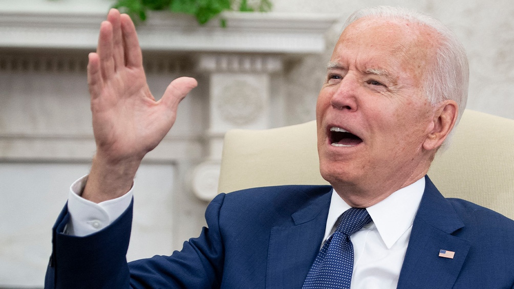 "Muchos hablan de libertad, pero la libertad también conlleva responsabilidades, así que hay que vacunarse", expresó Biden