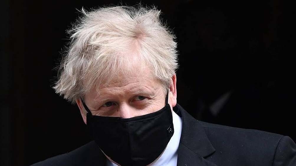 Johnson exhortó a la población a permanecer alerta y actuar con cautela
