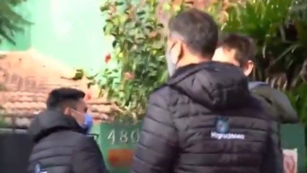 Crece la polémica por los controles policiales en sus casas a los que llegan del exterior